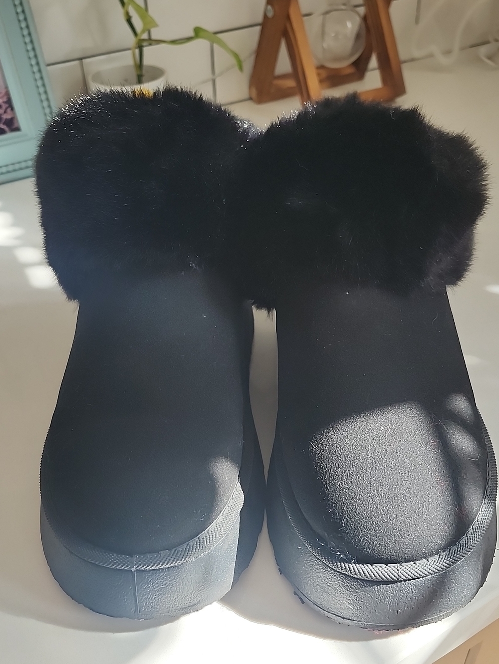 Source Unknown Black Faux Fur Slip-On Women’s Slippers